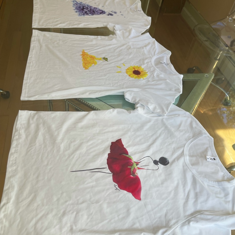 3 women’s T-shirt size small